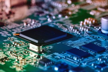 Çipler gibi elektronik bileşenleri olan elektronik devre kartı kapanıyor. Elektronik bilgisayar donanım teknolojisi kavramı.