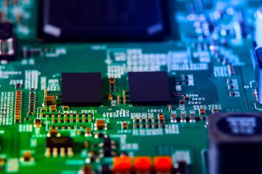 Çipler gibi elektronik bileşenleri olan elektronik devre kartı kapanıyor. Elektronik bilgisayar donanım teknolojisi kavramı.