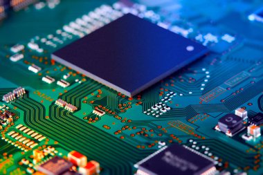 Çipler gibi elektronik bileşenleri olan elektronik devre kartı kapanıyor. Elektronik bilgisayar donanım teknolojisi kavramı.