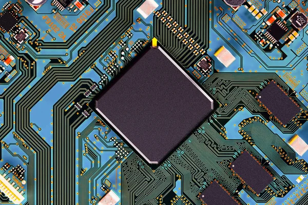 Elektroniskt Kretskort Med Elektroniska Komponenter Som Chips Nära Håll Begreppet — Stockfoto
