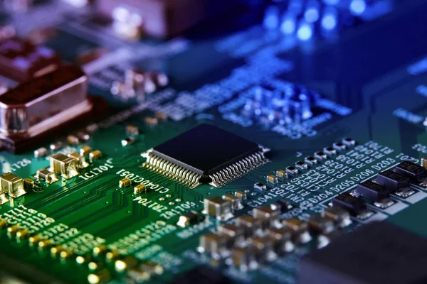 Placa Circuito Electrónico Con Componentes Electrónicos Como Chips Cerca Concepto —  Fotos de Stock