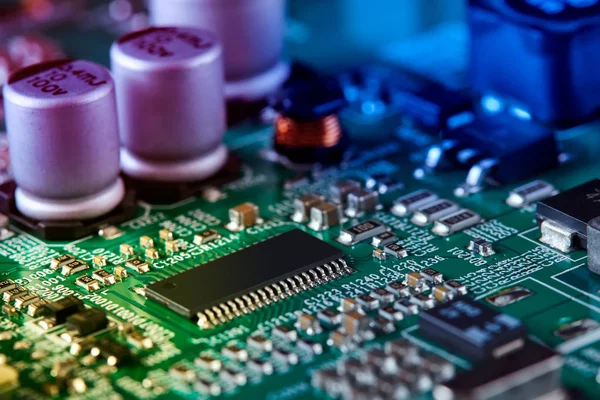 Placa Circuito Electrónico Con Componentes Electrónicos Como Chips Cerca Concepto — Foto de Stock