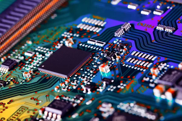 Placa Circuito Electrónico Con Componentes Electrónicos Como Chips Cerca Concepto — Foto de Stock