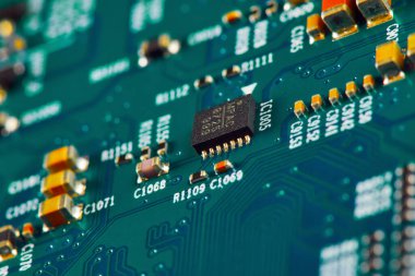 Çipler gibi elektronik bileşenleri olan elektronik devre kartı kapanıyor