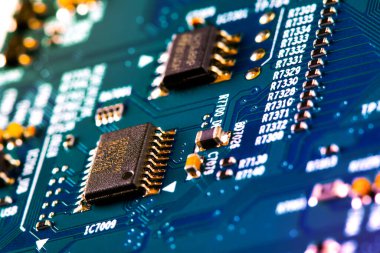 Çipler gibi elektronik bileşenleri olan elektronik devre kartı kapanıyor