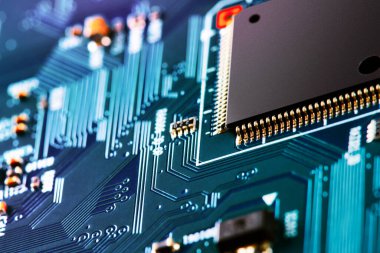 Çipler gibi elektronik bileşenleri olan elektronik devre kartı kapanıyor