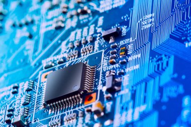 Çipler gibi elektronik bileşenleri olan elektronik devre kartı kapanıyor