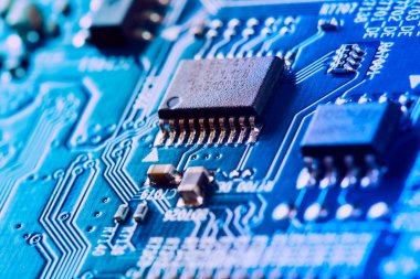 Çipler gibi elektronik bileşenleri olan elektronik devre kartı kapanıyor