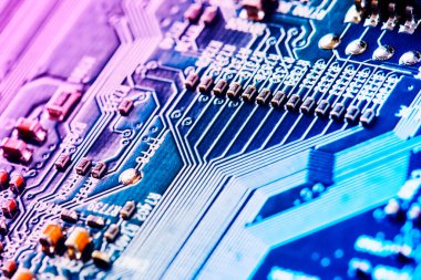 Çipler gibi elektronik bileşenleri olan elektronik devre kartı kapanıyor