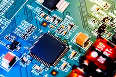 Çipler gibi elektronik bileşenleri olan elektronik devre kartı kapanıyor