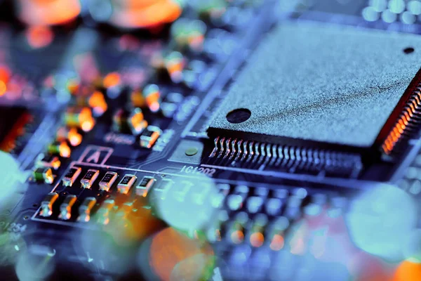 Papan Sirkuit Elektronik Dengan Komponen Elektronik Seperti Chip Menutup — Stok Foto