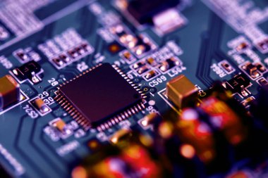 Çipler gibi elektronik bileşenleri olan elektronik devre kartı kapanıyor