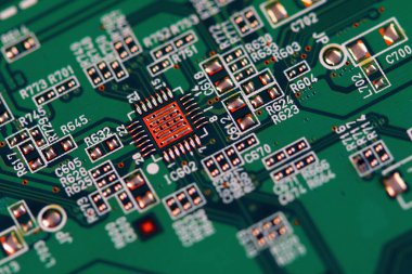 Çipler gibi elektronik bileşenleri olan elektronik devre kartı kapanıyor