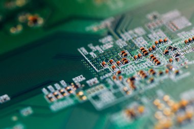 Çipler gibi elektronik bileşenleri olan elektronik devre kartı kapanıyor