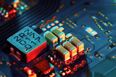 Çipler gibi elektronik bileşenleri olan elektronik devre kartı kapanıyor