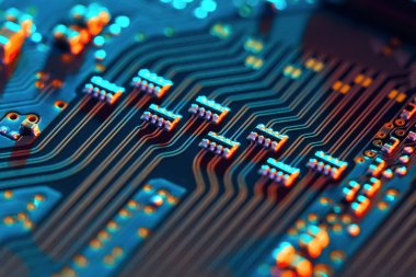 Çipler gibi elektronik bileşenleri olan elektronik devre kartı kapanıyor