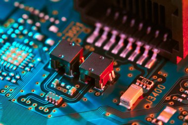 Çipler gibi elektronik bileşenleri olan elektronik devre kartı kapanıyor