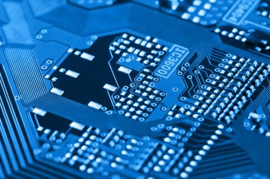 Çipler gibi elektronik bileşenleri olan elektronik devre kartı kapanıyor