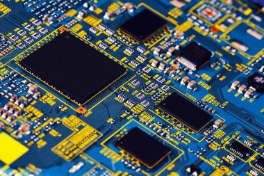 Çipler gibi elektronik bileşenleri olan elektronik devre kartı kapanıyor