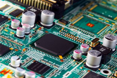 Çipler gibi elektronik bileşenleri olan elektronik devre kartı kapanıyor