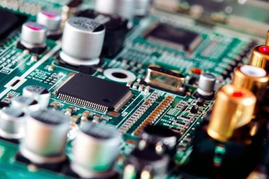 Çipler gibi elektronik bileşenleri olan elektronik devre kartı kapanıyor