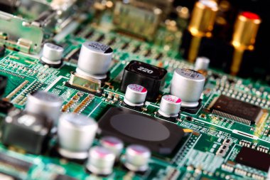 Çipler gibi elektronik bileşenleri olan elektronik devre kartı kapanıyor