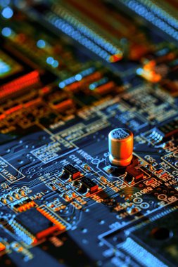 Çipler gibi elektronik bileşenleri olan elektronik devre kartı kapanıyor