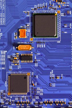 Çipler gibi elektronik bileşenleri olan elektronik devre kartı kapanıyor