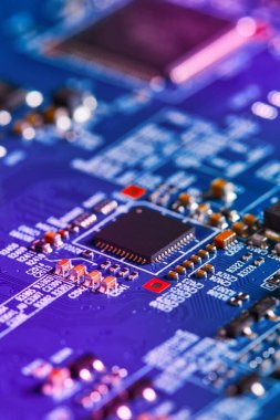 Çipler gibi elektronik bileşenleri olan elektronik devre kartı kapanıyor