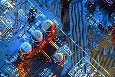 Çipler gibi elektronik bileşenleri olan elektronik devre kartı kapanıyor