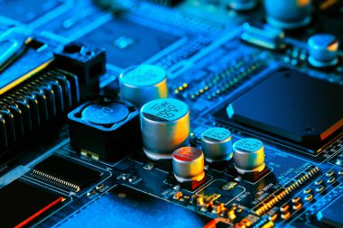 Çipler gibi elektronik bileşenleri olan elektronik devre kartı kapanıyor