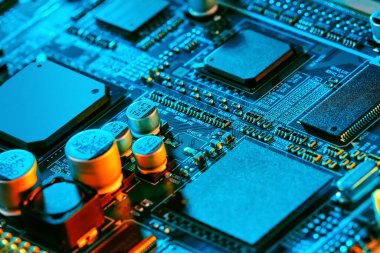 Çipler gibi elektronik bileşenleri olan elektronik devre kartı kapanıyor
