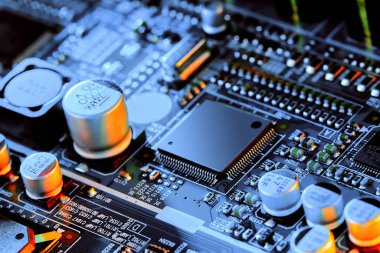 Çipler gibi elektronik bileşenleri olan elektronik devre kartı kapanıyor