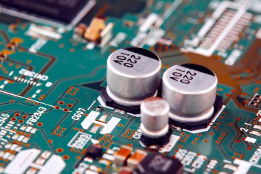 Çipler gibi elektronik bileşenleri olan elektronik devre kartı kapanıyor