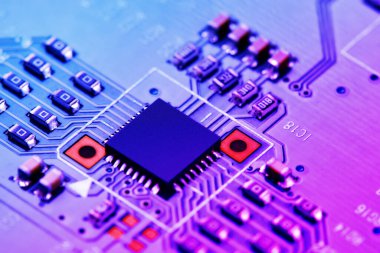 Çipler gibi elektronik bileşenleri olan elektronik devre kartı kapanıyor