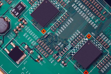 Çipler gibi elektronik bileşenleri olan elektronik devre kartı kapanıyor