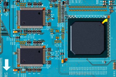 Çipler gibi elektronik bileşenleri olan elektronik devre kartı kapanıyor