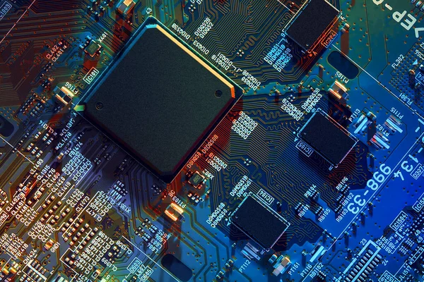 Çipler gibi elektronik bileşenleri olan elektronik devre kartı kapanıyor