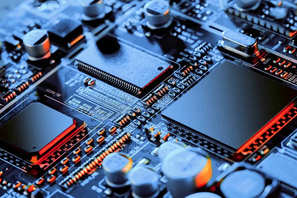 Çipler gibi elektronik bileşenleri olan elektronik devre kartı kapanıyor