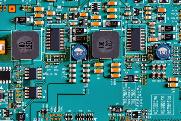 チップなどの電子部品を搭載した電子回路基板を閉じます — ストック写真