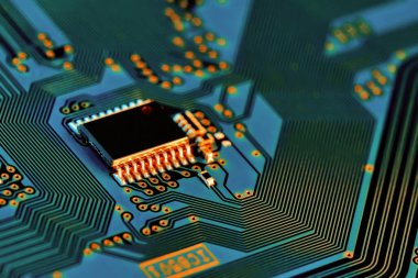 Çipler gibi elektronik bileşenleri olan elektronik devre kartı kapanıyor. 