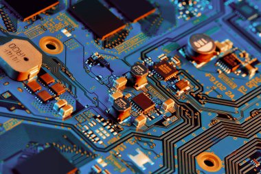 Çipler gibi elektronik bileşenleri olan elektronik devre kartı kapanıyor. 