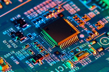 Çipler gibi elektronik bileşenleri olan elektronik devre kartı kapanıyor. 