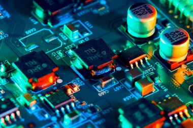 Çipler gibi elektronik bileşenleri olan elektronik devre kartı kapanıyor. 