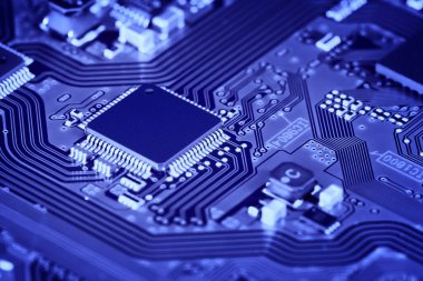 Çipler gibi elektronik bileşenleri olan elektronik devre kartı kapanıyor. 