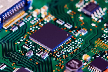 Çipler gibi elektronik bileşenleri olan elektronik devre kartı kapanıyor. 