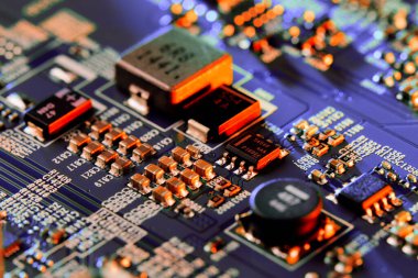 Çipler gibi elektronik bileşenleri olan elektronik devre kartı kapanıyor. 