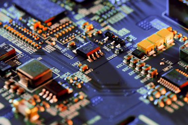 Çipler gibi elektronik bileşenleri olan elektronik devre kartı kapanıyor. 