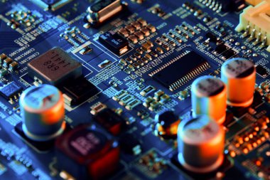 Çipler gibi elektronik bileşenleri olan elektronik devre kartı kapanıyor. 