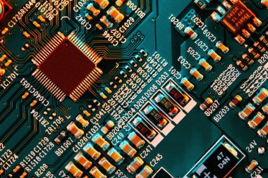 Çipler gibi elektronik bileşenleri olan elektronik devre kartı kapanıyor. 